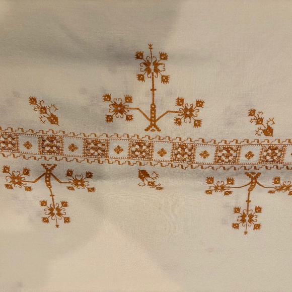 Gorgeous Vintage Embroidered Cross Stitch Cutwork Linen Tablecloth - Picture 5 of 10